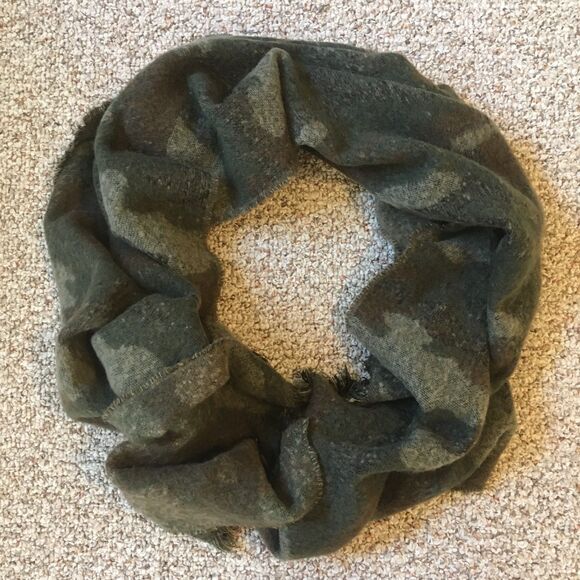 American Eagle Camo Blanket Scarf Green Brown Fringe Soft Cozy Widows Weekend - Picture 1 of 8